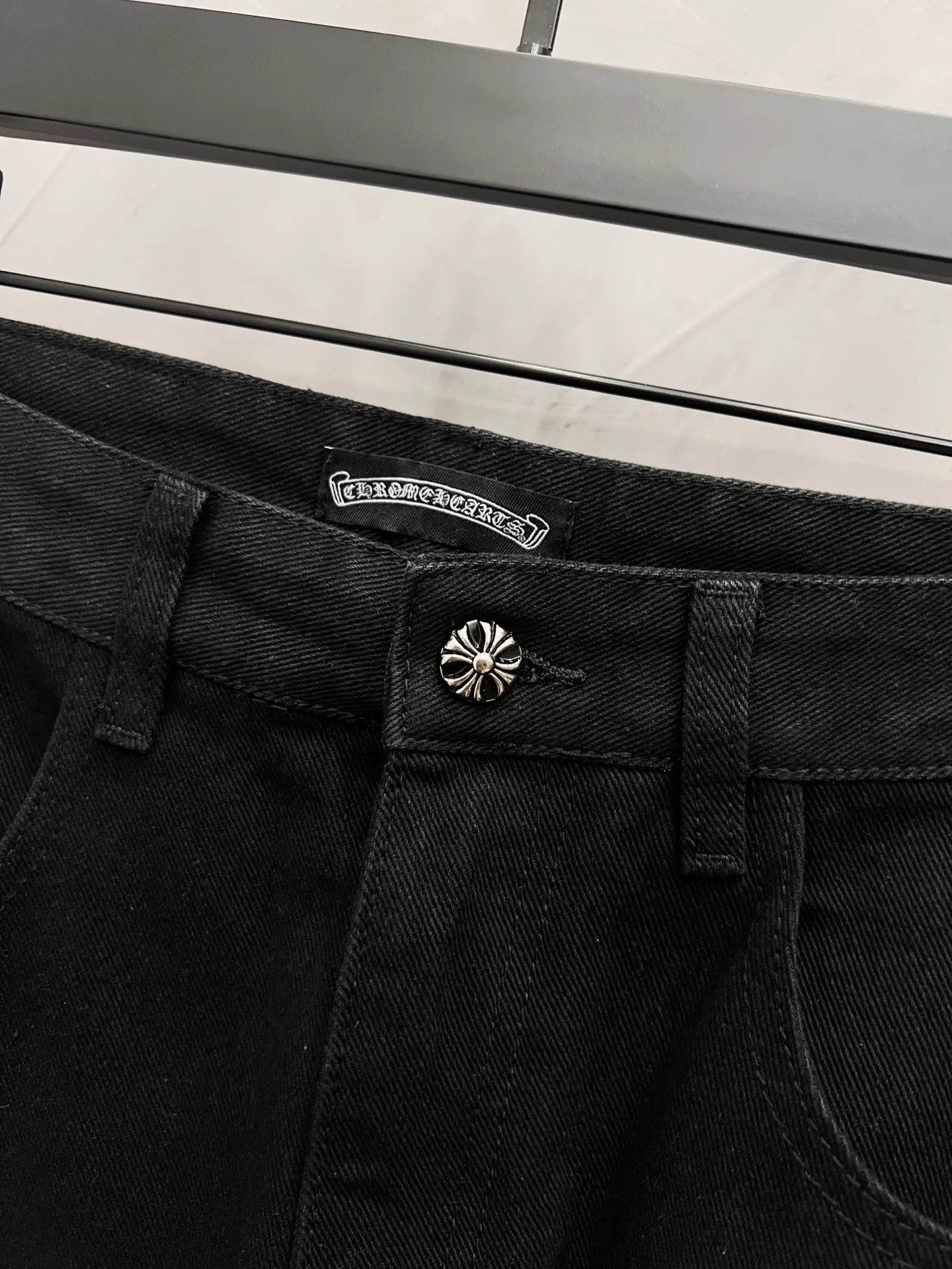 P240 Style number: [M1800] Chrome hearts & Chrome hearts 25ss black and white leather cross patch jeans CH Chrome hearts double knee cross patch leather bo1 version straight work pants B136 Chrome hearts Sanskrit overalls Price 24W level, patched cross flower embellishment, high waist washed jeans! ! Absolutely high-end luxury products, 1.9W level god-level single products, super popular products, made by top heavy industry, not to be missed. About Zangyin, this is an extremely luxurious fashion brand, which can also be called the nobles of the high street. It has always been an exclusive brand of some hipsters or rich second generation. Compared with ordinary high streets, it is more luxurious and noble. Compared with luxury brands, it has a more fashionable personality and has always been a brand that I have a special liking for. Imported yarn is custom-woven into a high-density twill canvas. While ensuring a crisp silhouette, the fabric feels very delicate. It follows the B01 classic silhouette. The upper body is crisp and stylish. The ready-made garments are stone-ground and fermented and can be matched with any style. Buttons and zinc-drawn washables are genuine YKK retro metal products. Double-layered canvas on the front. Perfect details. All hardware is perfect. Size: 28-30-32-34-36 Color: Black